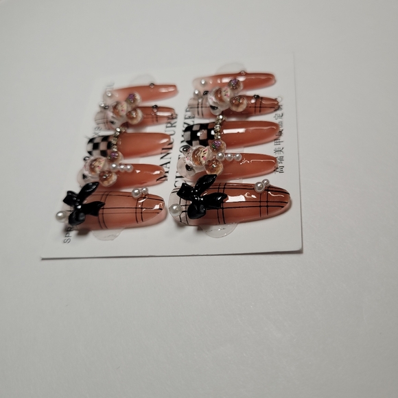 𝐏𝐑𝐄𝐒𝐒-𝐎𝐍 𝐍𝐀𝐈𝐋𝐒 - Picture 7 of 8